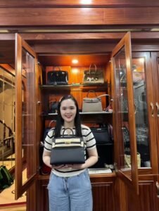 Duy Manh's wife shows off the Hermès bag given to her by her husband and her collection of expensive brands 2