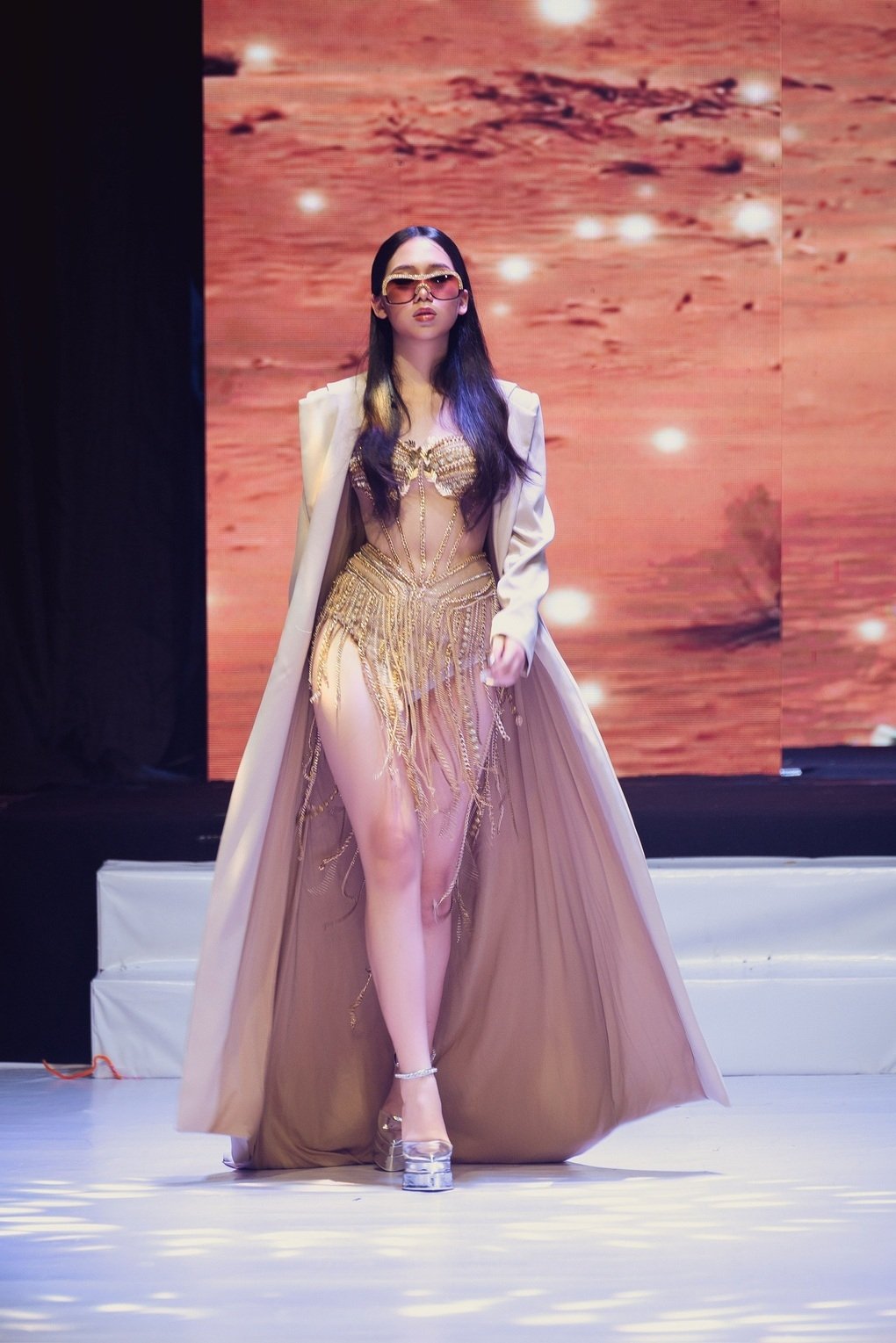 Supermodel student Xuan Lan strides confidently on the catwalk 2